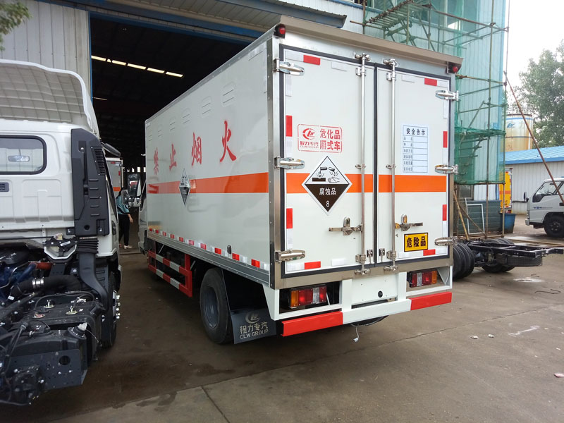 江鈴4.2米（2.6噸）腐蝕品廂式車(chē)