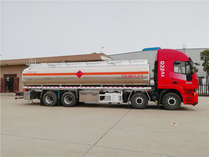 上汽紅巖29.7方前四后八鋁合金運(yùn)油車，20噸運(yùn)油車