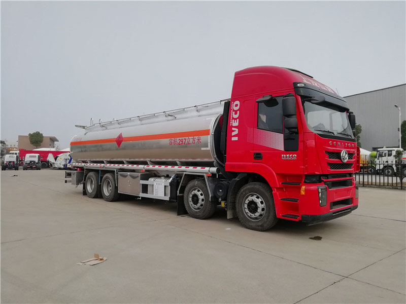 上汽紅巖29.7方前四后八鋁合金運(yùn)油車，20噸運(yùn)油車