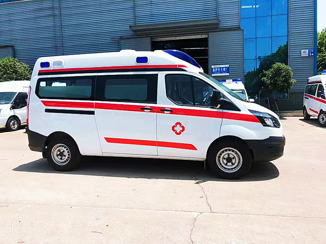 福特全順中軸中頂汽油版負(fù)壓救護車