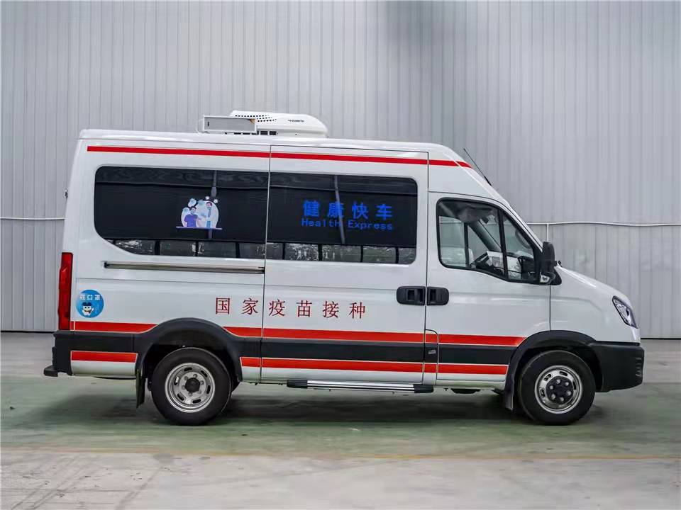 依維柯移動(dòng)式疫苗接種車(chē)，可下鄉(xiāng)鎮(zhèn)